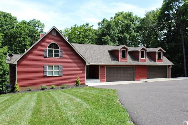 view of front facade featuring a garage and a front yard