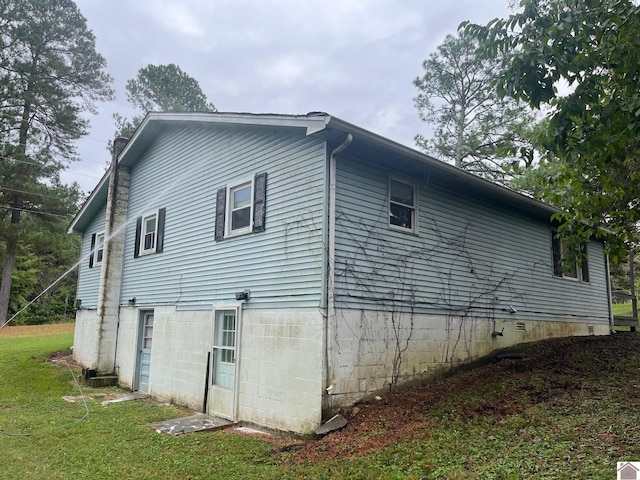 view of side of property featuring a yard