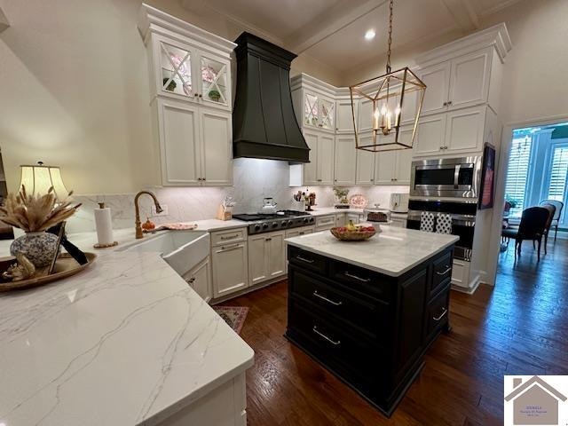 kitchen with sink, pendant lighting, dark wood-type flooring, and custom exhaust hood