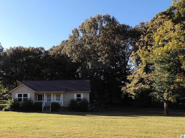 view of front of home featuring a front lawn