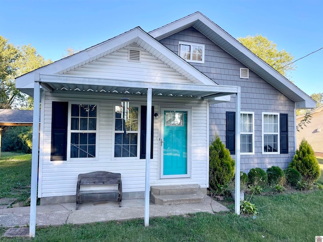 bungalow featuring a front yard