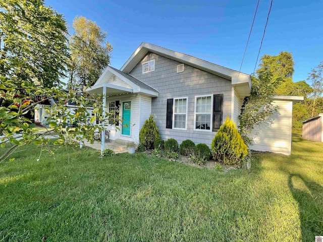 bungalow featuring a front yard