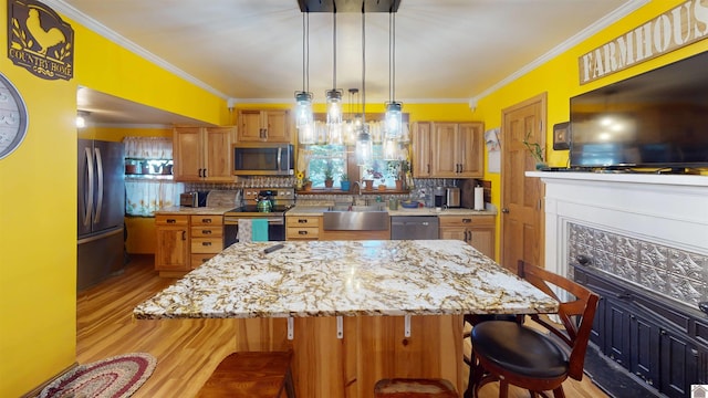 kitchen with sink, a kitchen bar, stainless steel appliances, and tasteful backsplash