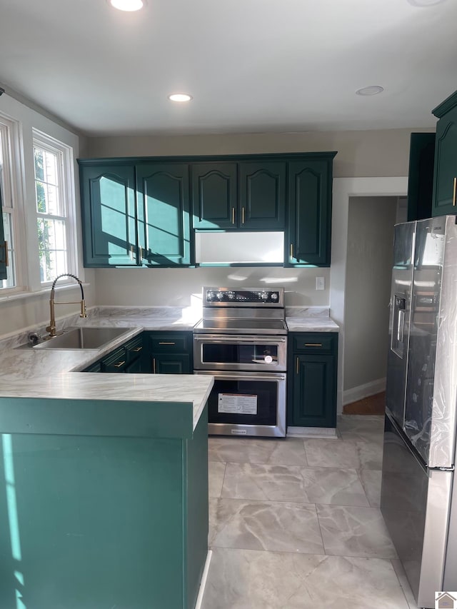 kitchen with stainless steel appliances, sink, and kitchen peninsula