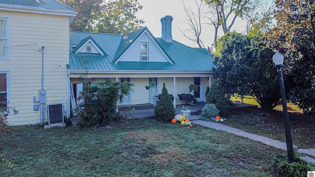 view of front of house featuring a front lawn