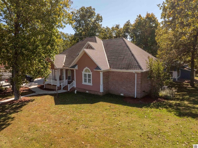 view of front of house featuring a wooden deck and a front lawn