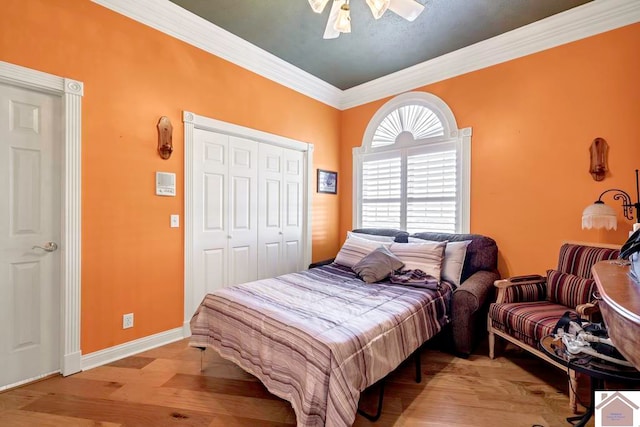 bedroom with light hardwood / wood-style floors, crown molding, a closet, and ceiling fan