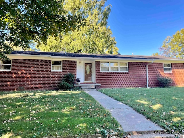 single story home featuring a front lawn