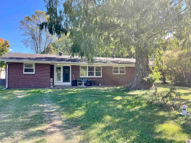 view of front facade featuring a front yard