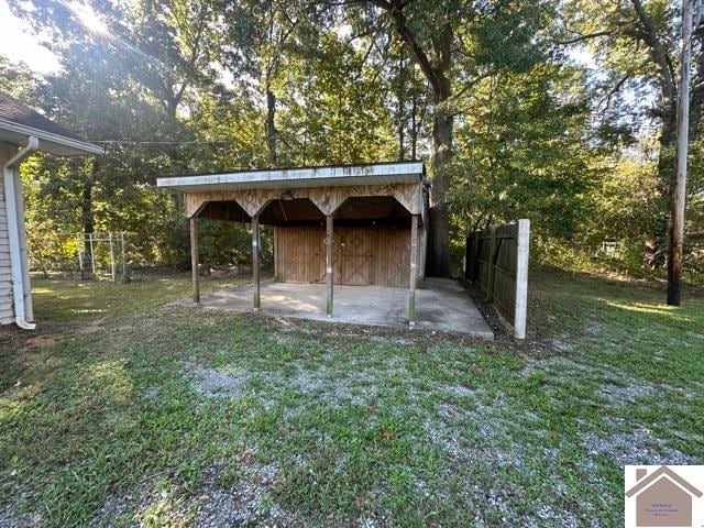 view of outdoor structure featuring a yard