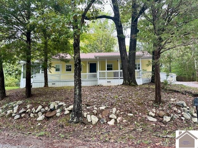 single story home featuring a porch