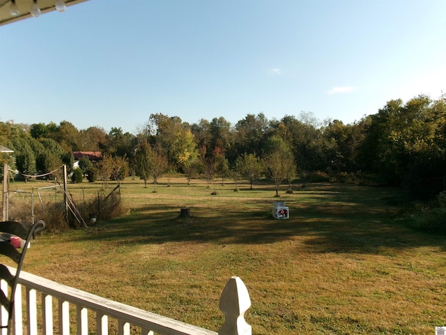 view of yard featuring a rural view