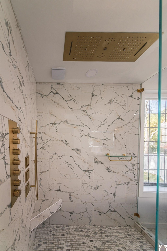 bathroom featuring a tile shower