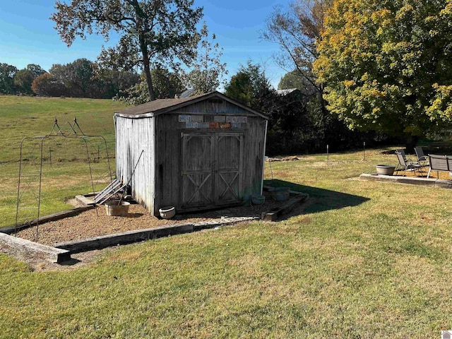 view of outdoor structure featuring a yard