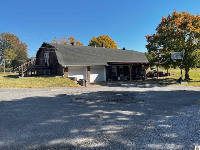 view of front of property featuring a front lawn and a garage