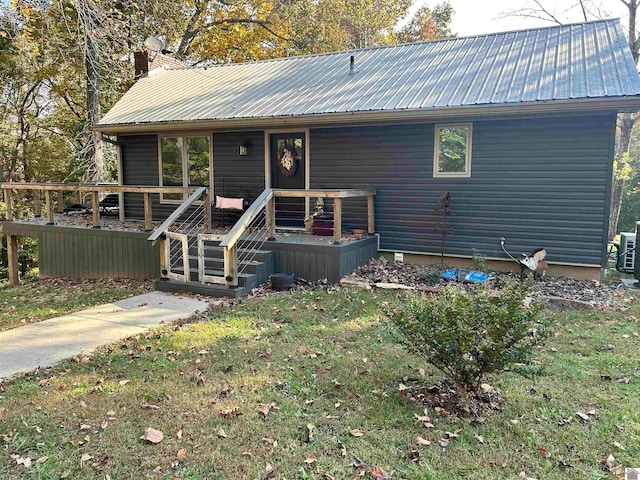 view of front of house with a front lawn