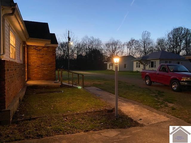 view of yard at dusk