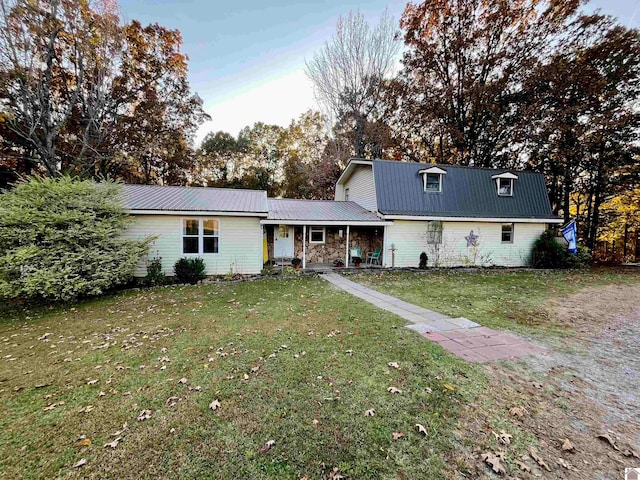 view of front facade featuring a front lawn