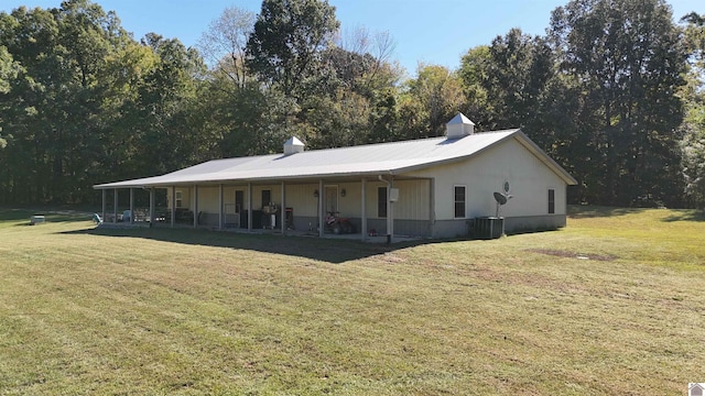 view of front of property with a front yard