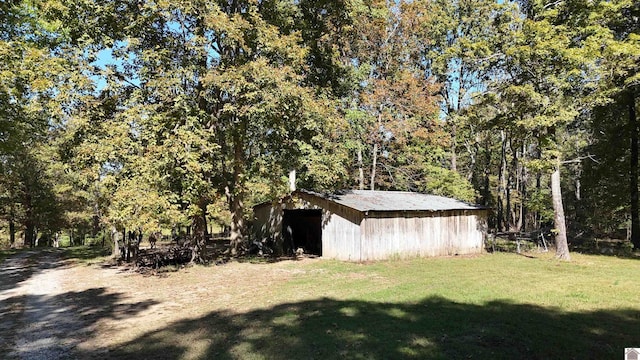 view of yard with an outbuilding