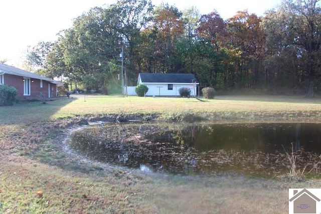 view of yard featuring a water view