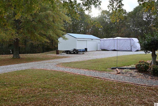 view of yard with an outdoor structure