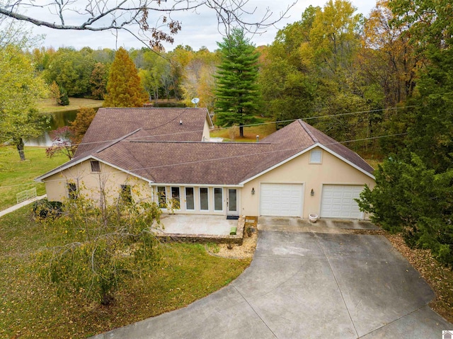 view of front of house featuring a garage and a front yard