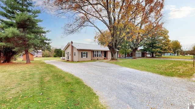 view of front of property featuring a front yard