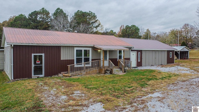 ranch-style home featuring a front yard