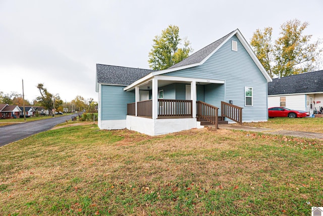 view of front of property featuring a front yard