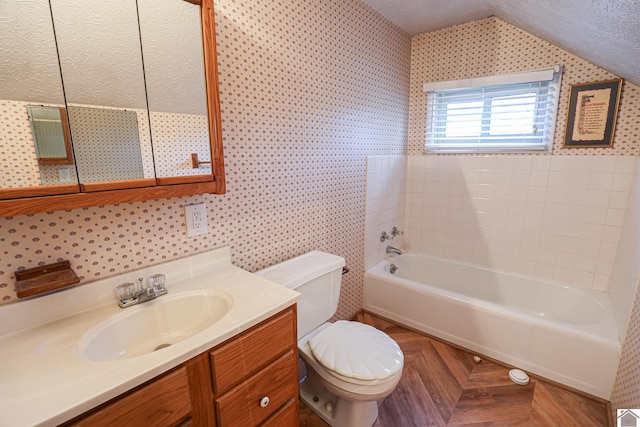 full bath featuring a textured ceiling, lofted ceiling, toilet, a bathtub, and wallpapered walls