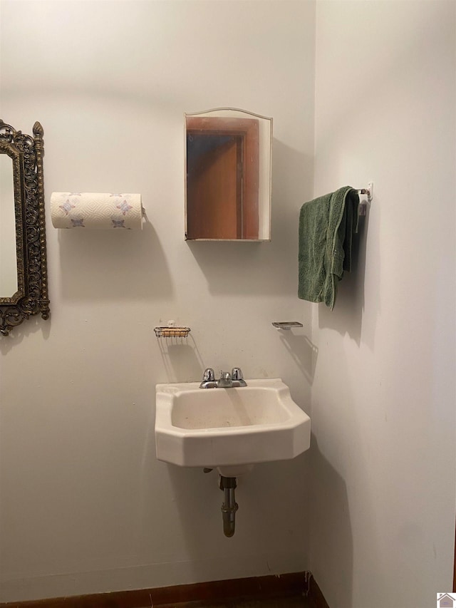 bathroom featuring sink