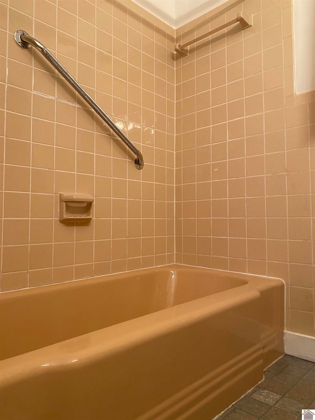 bathroom featuring tiled shower / bath