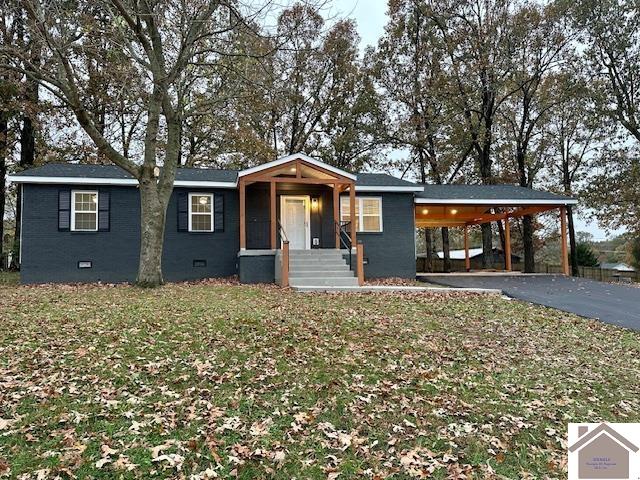 view of front of house with a front yard and a carport