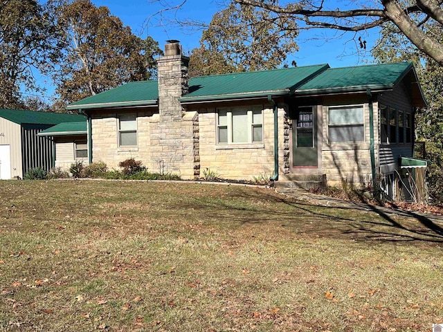 view of front of property with a front yard