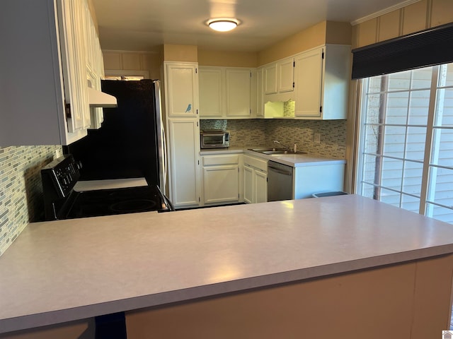 kitchen featuring decorative backsplash, kitchen peninsula, custom range hood, sink, and black appliances