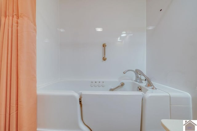 bathroom featuring a bathing tub