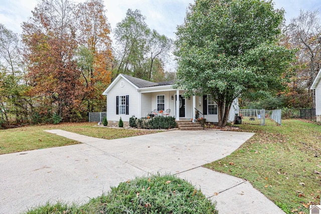 view of front of house featuring a front lawn