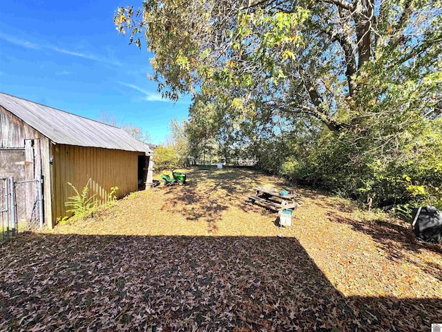 view of yard with an outdoor structure