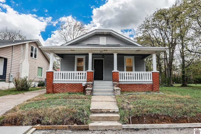 bungalow-style house featuring a front lawn