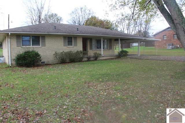 view of front of property featuring a front yard and a carport