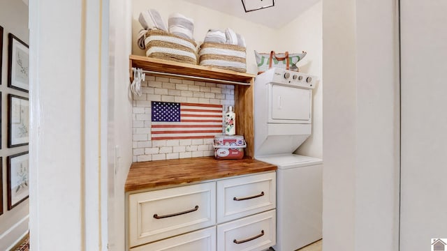 333 N 7th St Unit B, Paducah, KY 42001 - laundry room featuring stacked washer / drying machine