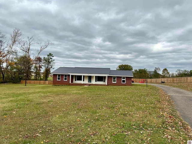 ranch-style home featuring a front lawn