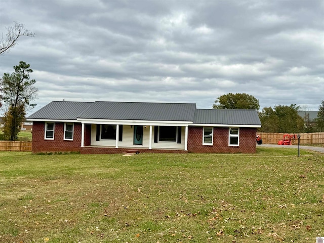 single story home with a front lawn