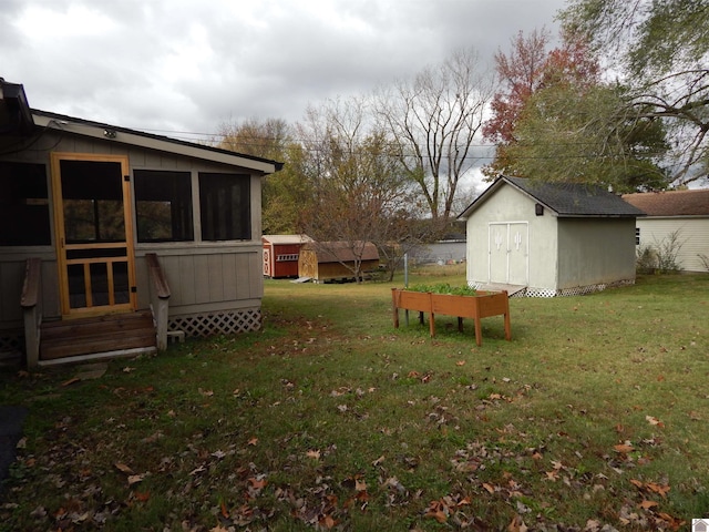 view of yard with a storage unit