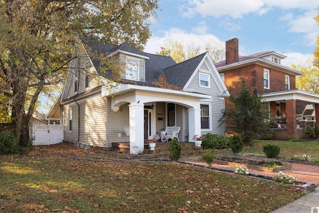 view of front facade featuring covered porch and a front lawn