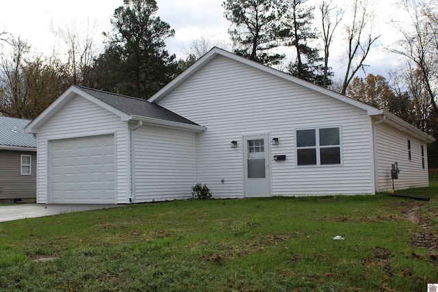 view of front of home featuring a front yard and a garage