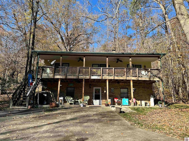 view of front facade featuring ceiling fan and a deck