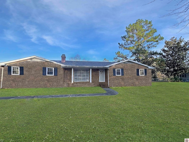 single story home featuring a front lawn