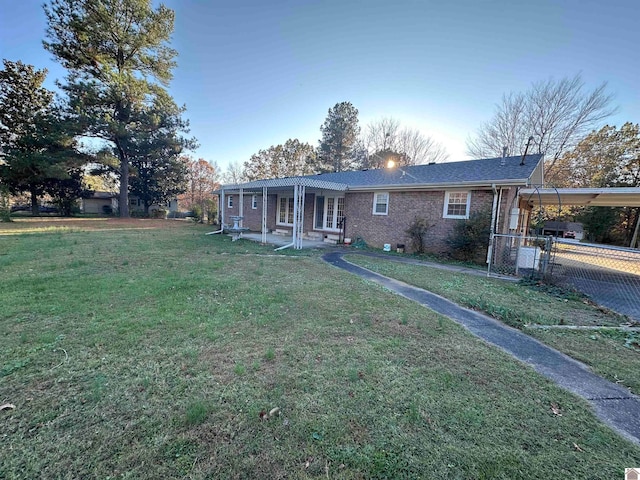 view of front facade with a front yard